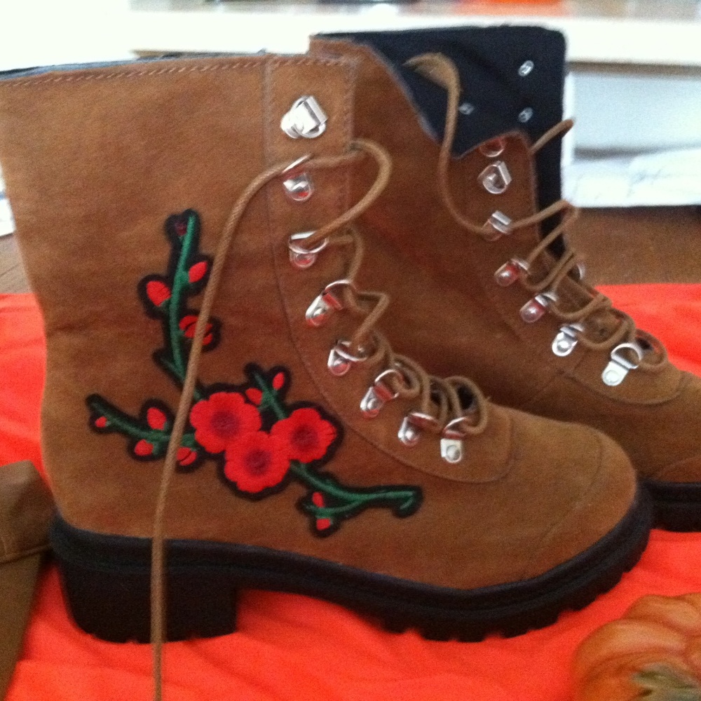 (PRICE DROP ) (Nwot) Faux Suede Hiking Boots